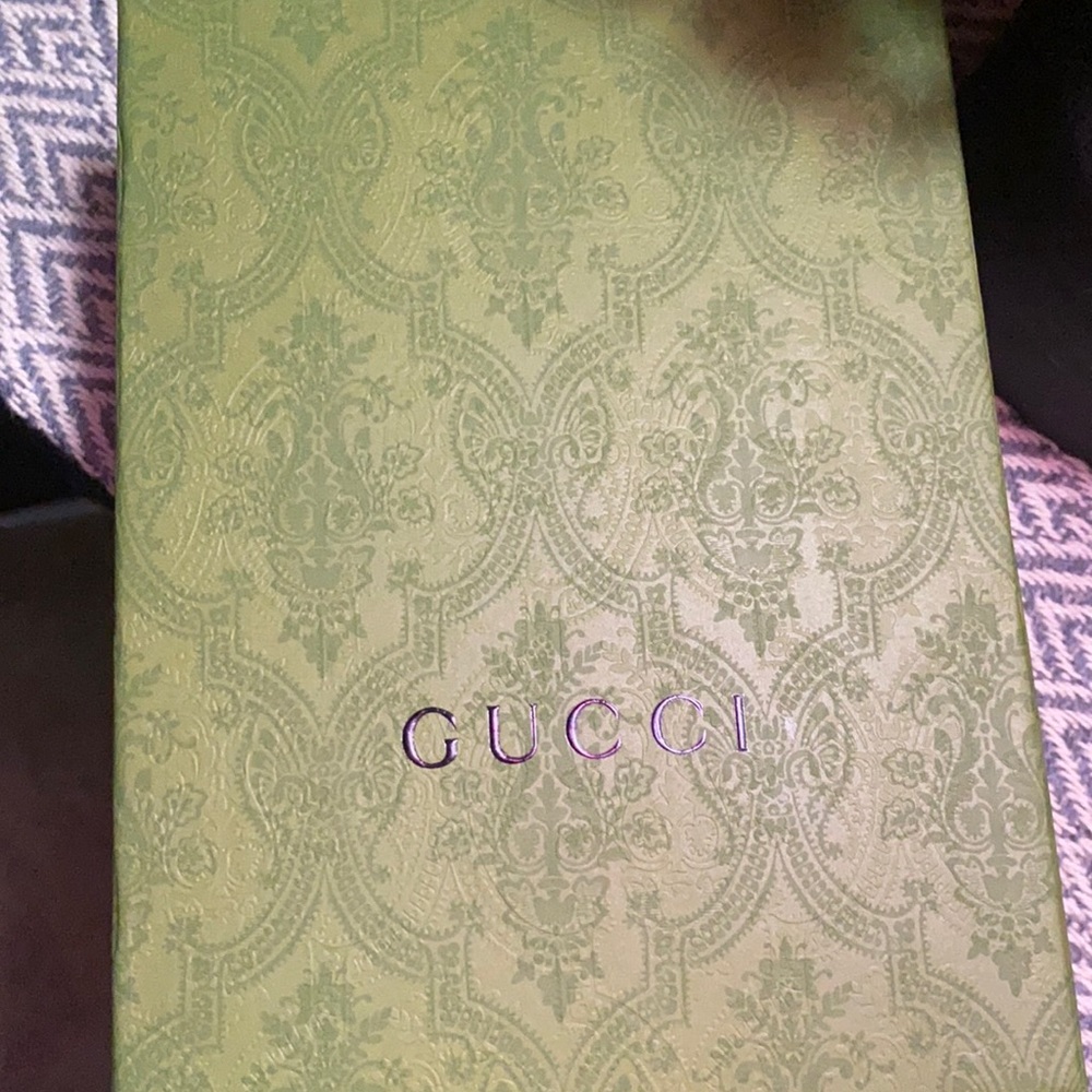 Small Gucci shoulder bag.